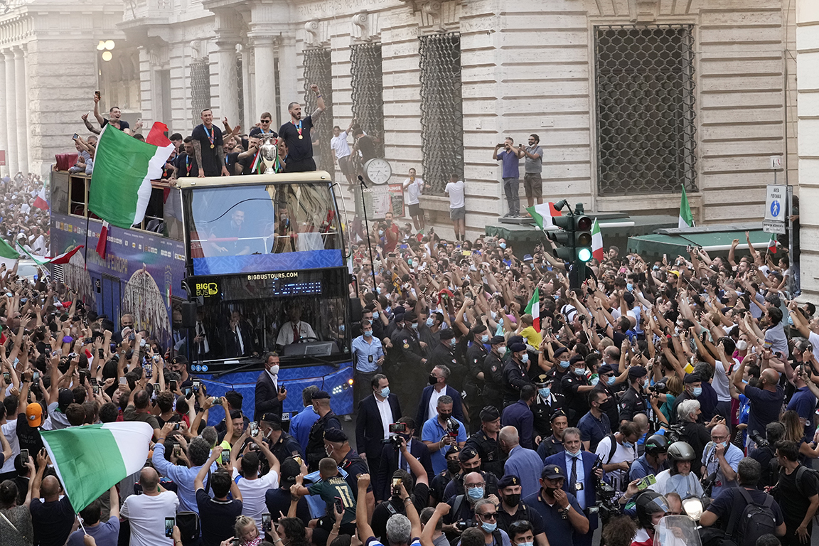 <p>Отборът пътува в открит автобус през италианската столица и прие поздравите на тифозите.</p>