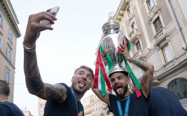 Националният отбор на Италия започна шампионския си парад в Рим