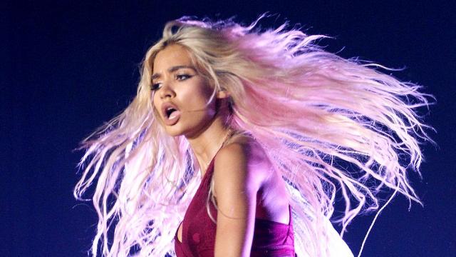 Сексапилна, гореща и талантлива: Pia Mia е новата тийн сензация (ВИДЕО)