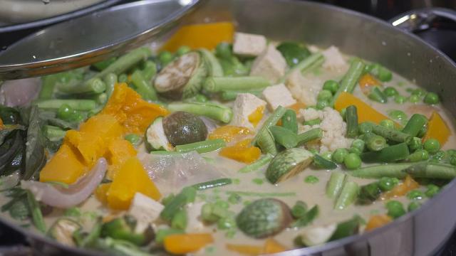 Зеленчукова супа с кокосово мляко - вкусът на Индонезия (ВИДЕО)