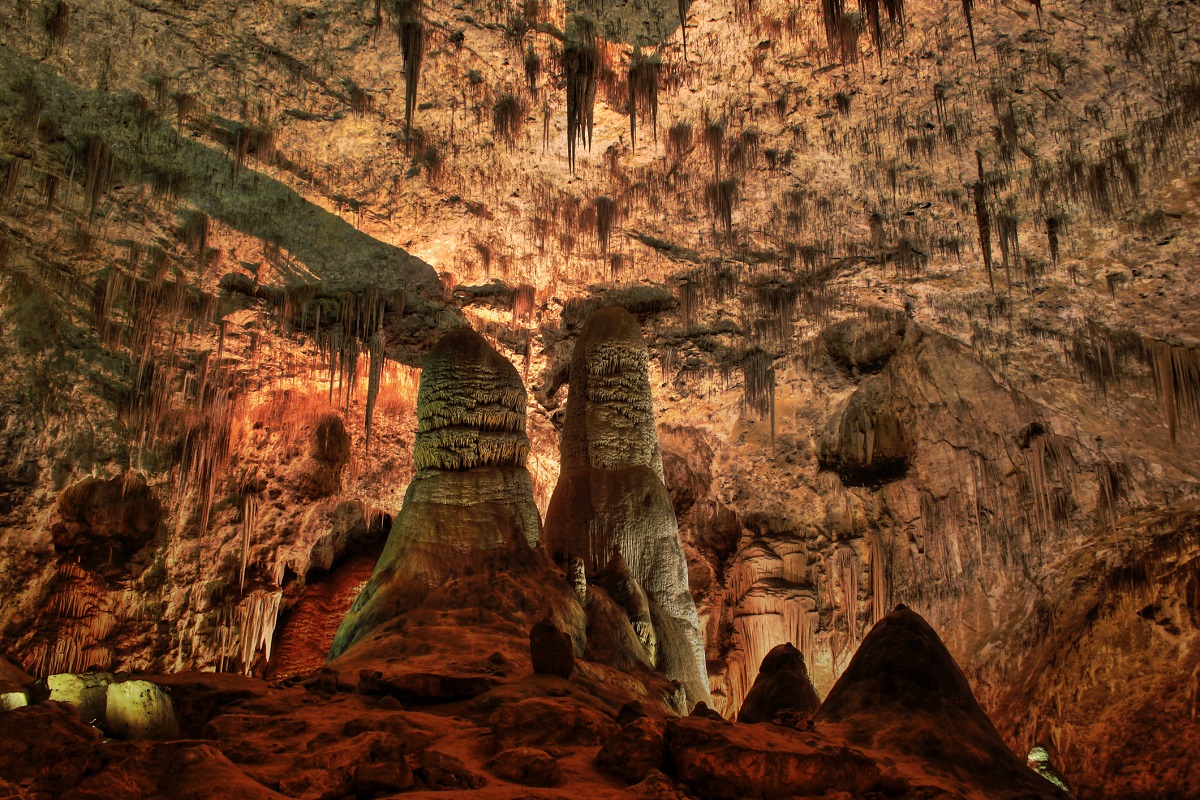 <p>Националният парк с пещерите в Карлсбад</p>

<p>Националният парк в САЩ се намира в югоизточната част на щата Ню Мексико. В района има 300 пещери, като паркът обхваща 113 от тях. Ако харесвате прилепи, април е най-добрият месец, в който можете да ги срещнете.</p>