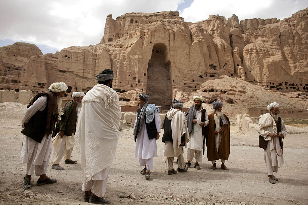 <p>Руините от мястото, където преди 20 години са били древните статуи на Буда (Бамиян, Афганистан)</p>