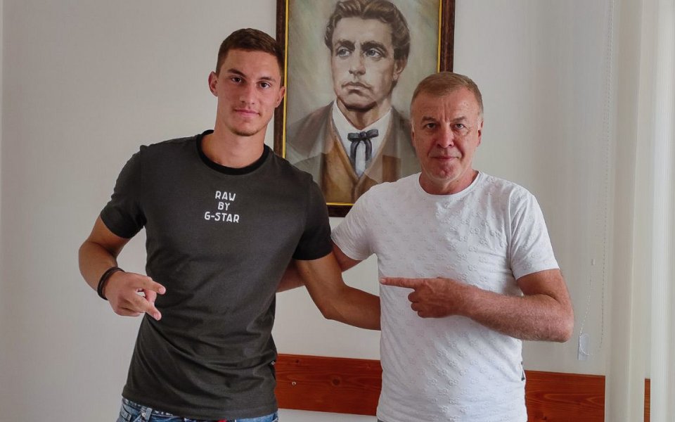 Нападателят Андриан Краев продължи договора си с Левски с една