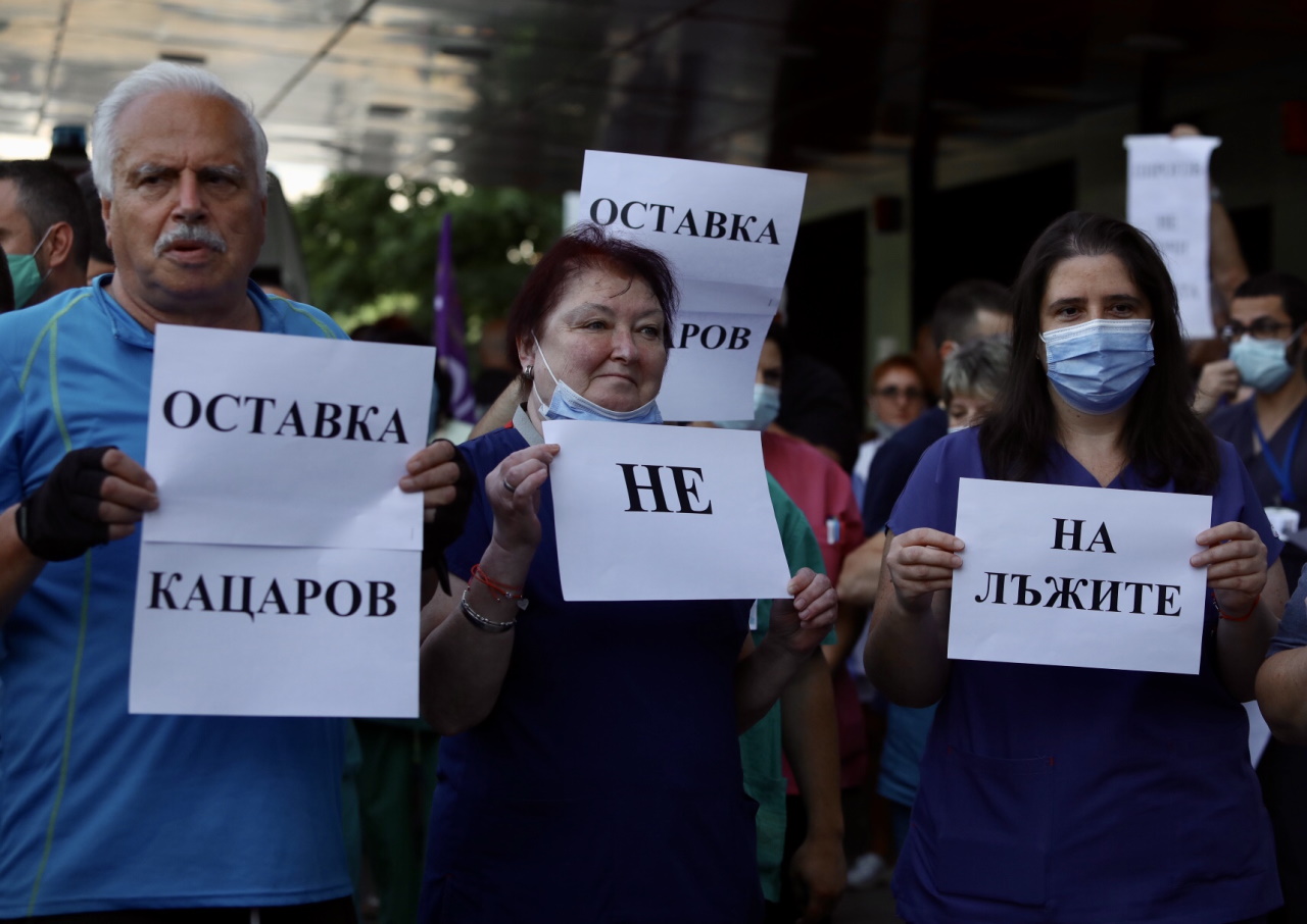 <p>Лекари, медицински сестри и санитари, работещи в лечебното заведение, се събраха пред входа на болницата на протест срещу отстраняването на проф.Асен Балтов от директорския пост</p>