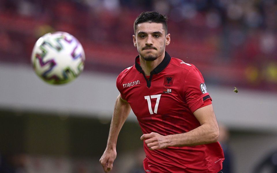 Нападателят Армандо Броя подписа нов договор с Челси, съобщи официалният