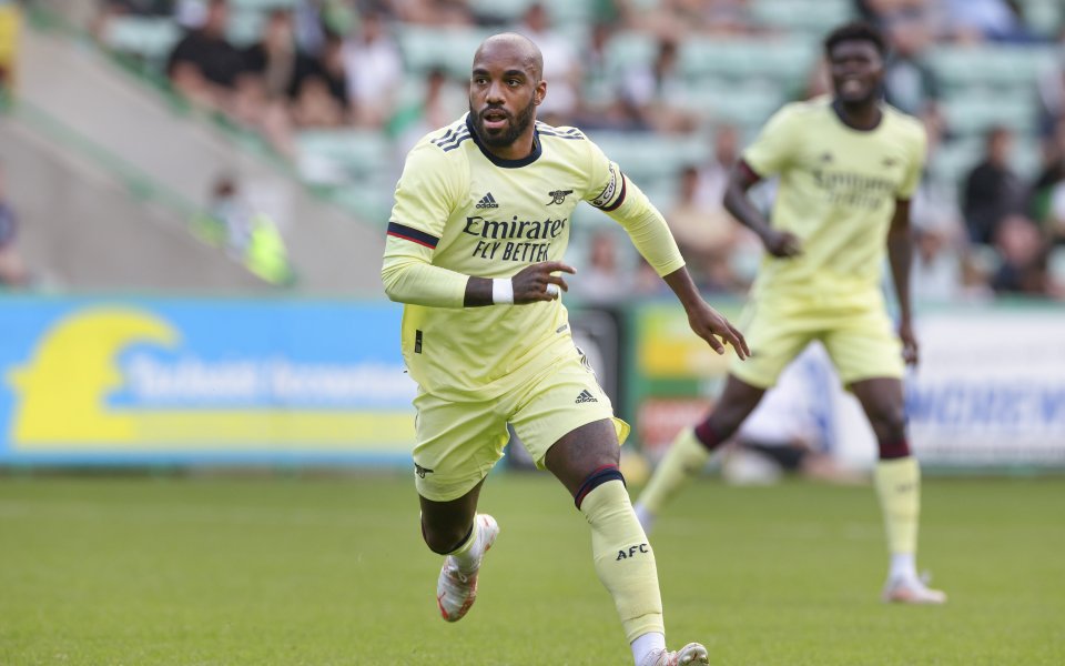 Арсенал включи нападателя Александър Лаказет в трансферната листа. Според &bdquo;Мирър&ldquo;,