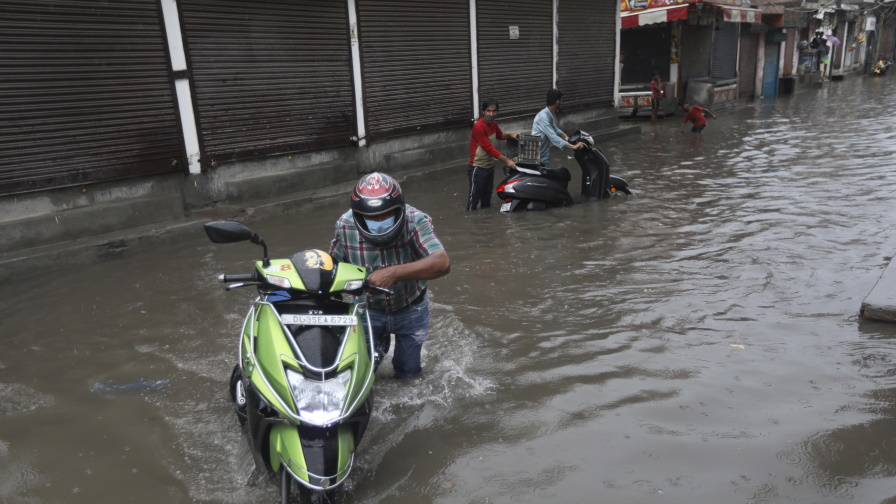 <p>Най-малко 35 души загинаха в Индия след проливни дъждове</p>