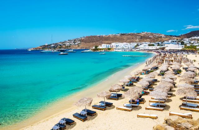 Снимка: Забраняват чадърите и шезлонгите на близо 200 плажа в Гърция