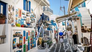 Гръцките власти масово проверяват за наличието на фалшиви стоки в