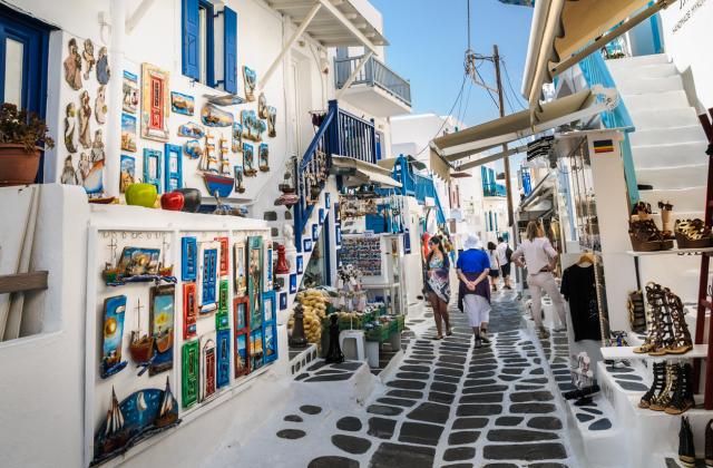 Близо половината население на Гърция изпитва затруднения да си позволи почивка