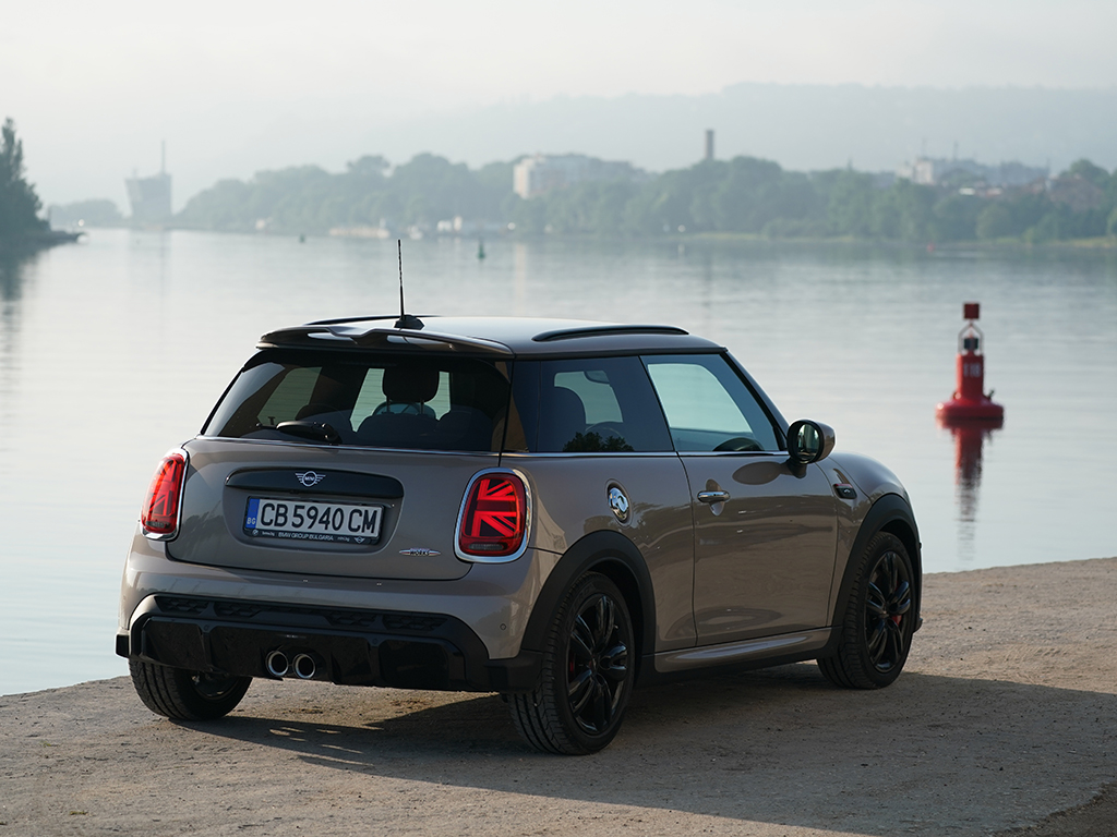 Независимо от формата (3- или 5-врат Cooper/JCW, Cooper Cabrio/JCW или Countryman/JCW), MINI си остава една голям любов, която продължава да кара хората да се обръщат след него, а изживяването зад волана не отстъпва и на йота от прословутото Go Kart усещане, с