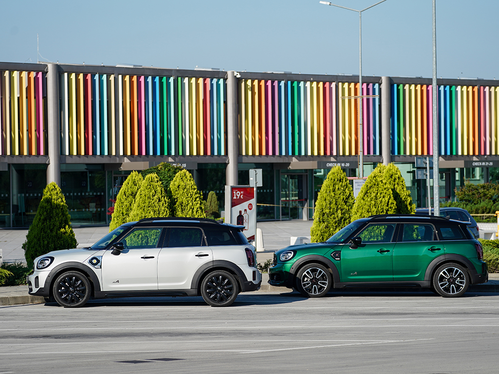 Независимо от формата (3- или 5-врат Cooper/JCW, Cooper Cabrio/JCW или Countryman/JCW), MINI си остава една голям любов, която продължава да кара хората да се обръщат след него, а изживяването зад волана не отстъпва и на йота от прословутото Go Kart усещане, с