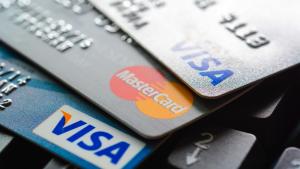 Световните гиганти на банковите карти Visa и Mastercard обявиха че спират операциите