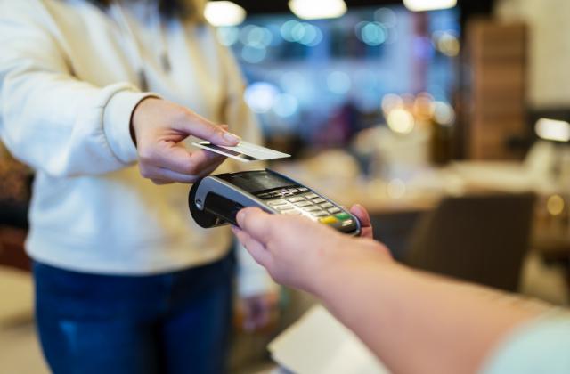 Българите ползват повече кредитните си карти, като причината е покачването