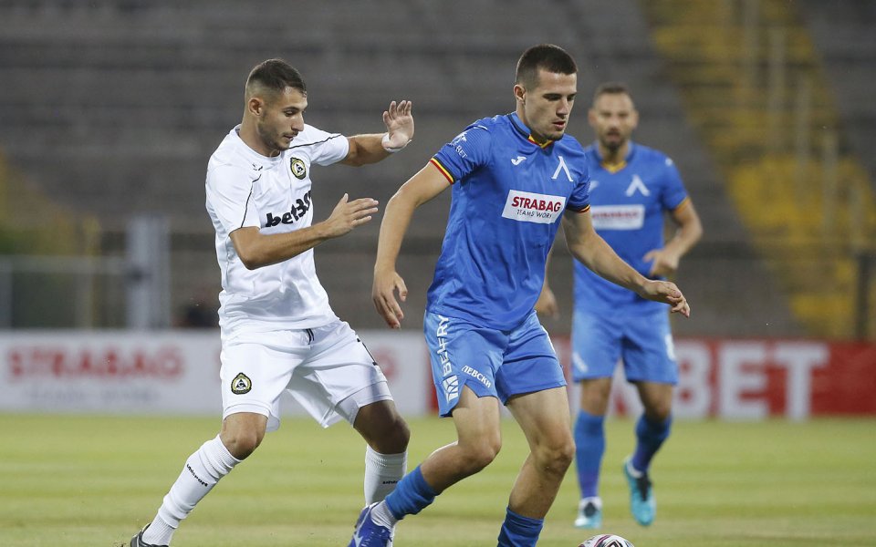 Отборите на Левски и Славия играят при резултат