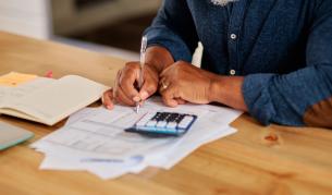 Какви данъци върху доходите плащаме у нас и в Европа