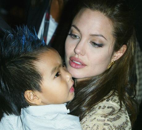 Бивш хуманитарен работник който е помогнал на Анджелина Джоли да