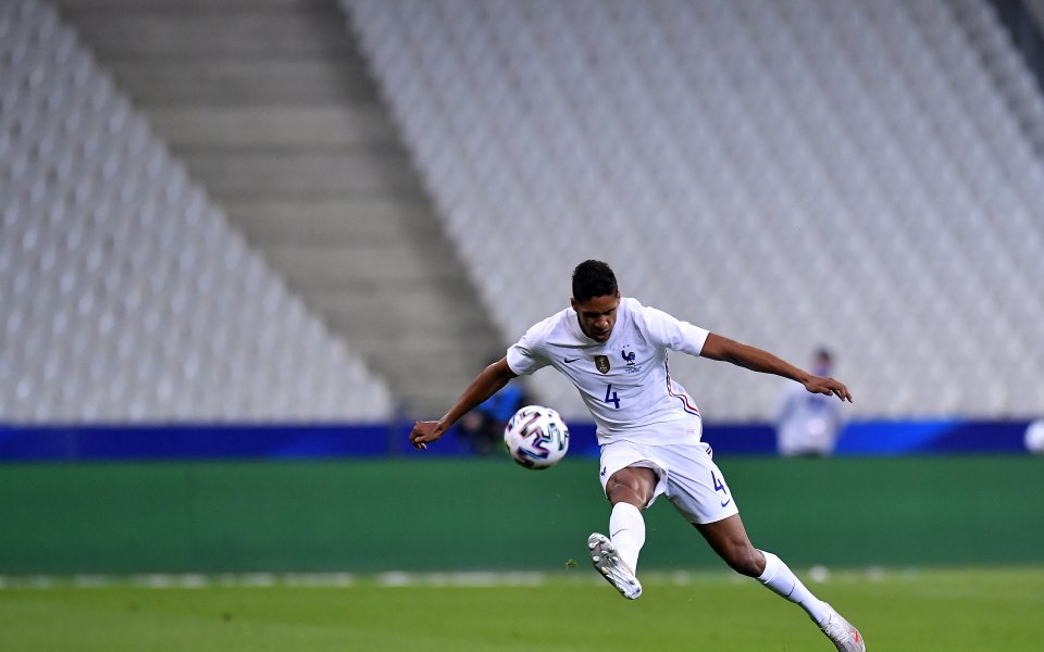 Трансферът на Рафаел Варан в Манчестър Юнайтед е въпрос на