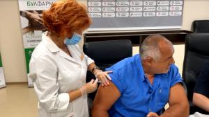 Лидерът на ГЕРБ Бойко Борисов се ваксинира с бустерна доза