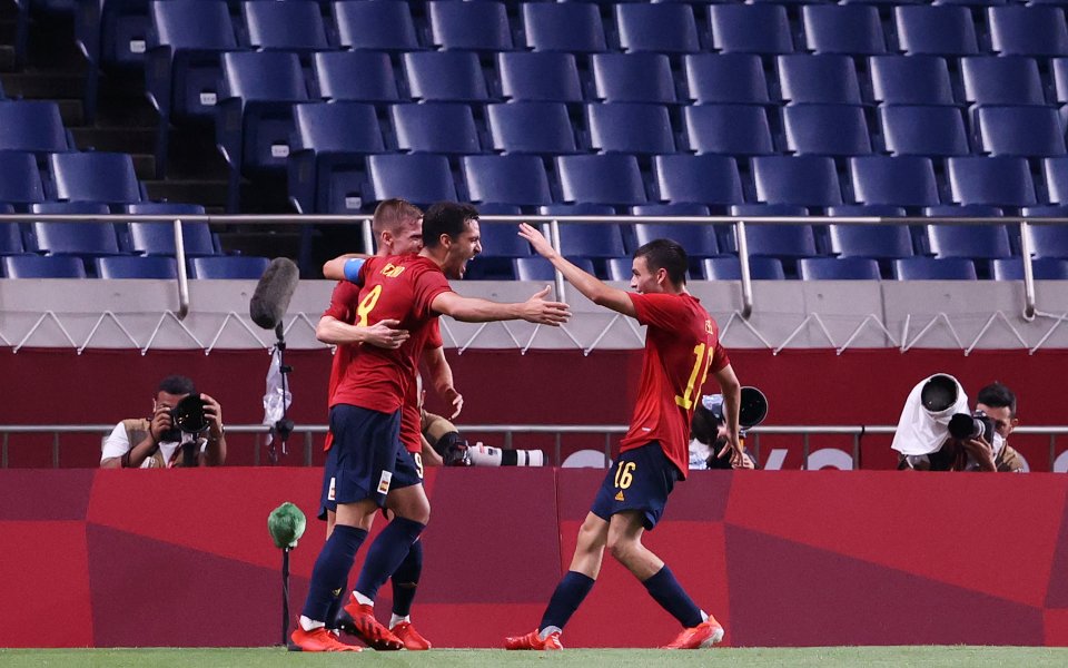 Националните отбори на Испания и Аржентина играят при