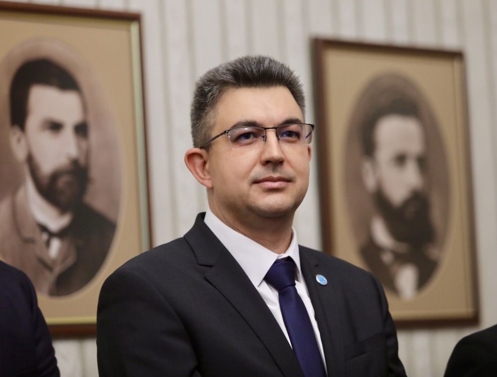 Кандидатът за министър-председател на „Има такъв народ“ прие мандата от президента Румен Радев
