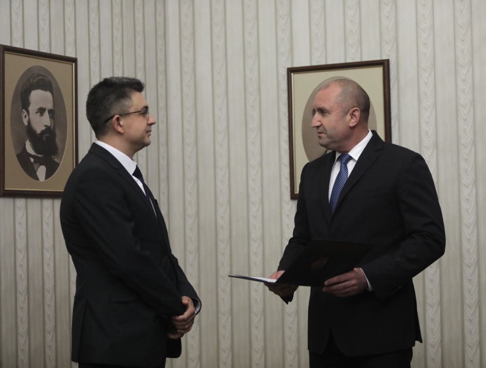 Кандидатът за министър-председател на „Има такъв народ“ прие мандата от президента Румен Радев