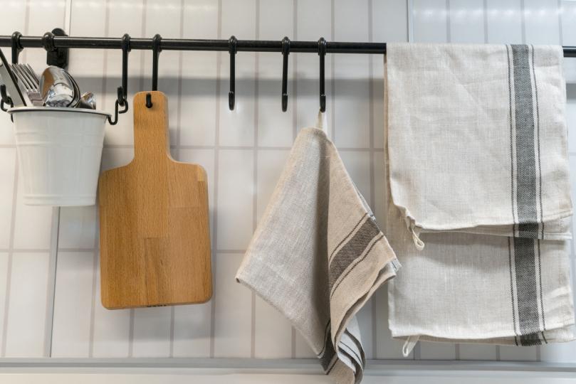 <p><strong>Кухненската кърпа</strong></p>

<p>Малките кърпи в кухнята и банята се цапат много по-бързо, защото се използват по много пъти на един. Ето защо трябва да ги подменяте през 1-2 дни.</p>