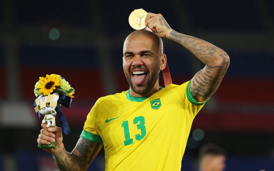 Какви ги върши Дани Алвеш? Футболистите на Бразилия шокирани от изпълненията му