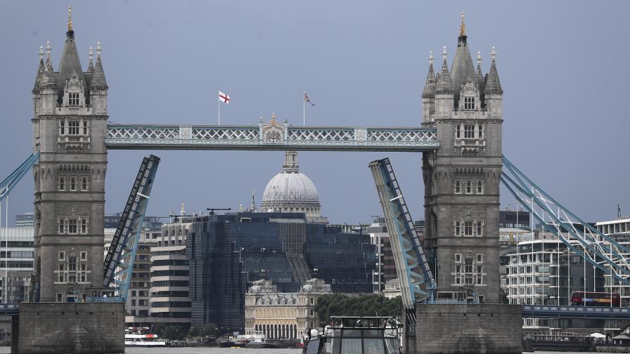 Лондонският "Тауър Бридж" заяде в отворено положение