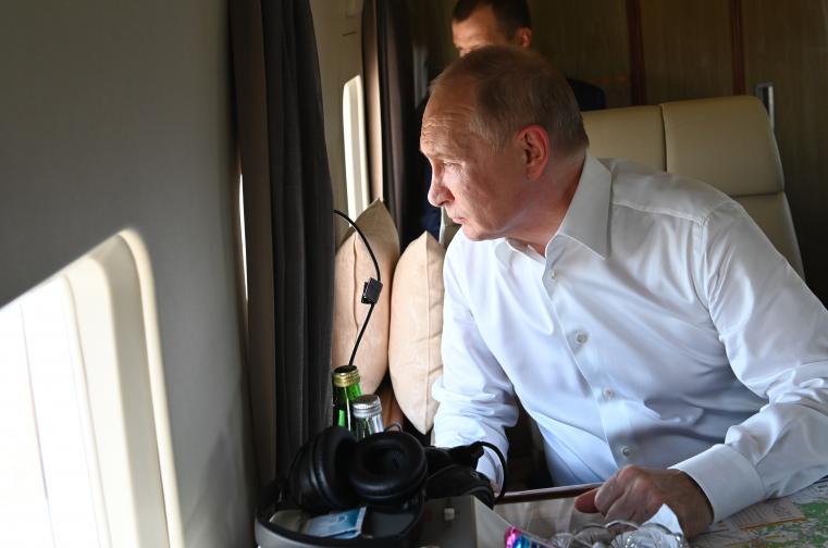 Владимир Путин прелетя с хеликоптер над обгорения регион около Челябинск