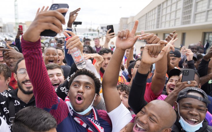 Истерия в Париж! Феновете на ПСЖ полудяха при идването на Меси (видео + галерия)