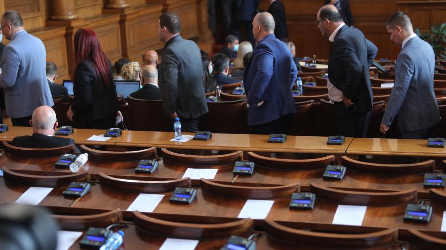 Депутатите гласуват оттеглянето на Пламен Николов