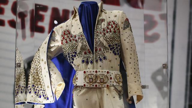 Куклата Барби облече емблематичен костюм на Елвис Пресли (СНИМКИ)