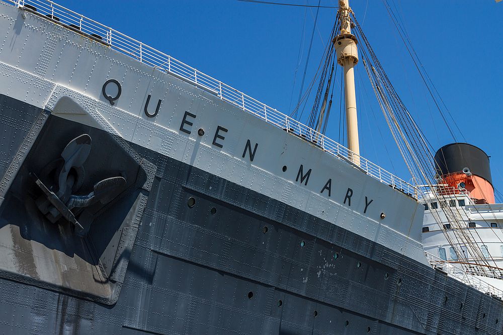 Пътническия кораб „Queen Mary“ в Калифорния<br>
<br>
Корабът е мястото на много убийства – моряк, премазан до смърт от вратата в машинното отделение, деца, които се давят в басейна и много други.