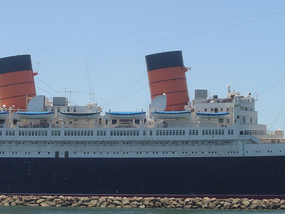 Пътническия кораб „Queen Mary“ в Калифорния<br>
<br>
През 1967 г. корабът е превърнат в хотел, в който гостите често виждат<strong> призраците на починалите пътници </strong>и екипаж.