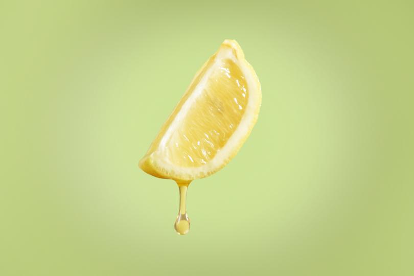 <p>Напръскайте ножа си или дъската с малко лимонов сок преди да започнете да режете лук. Това би трябвало да спре сълзите от очите ви.</p>