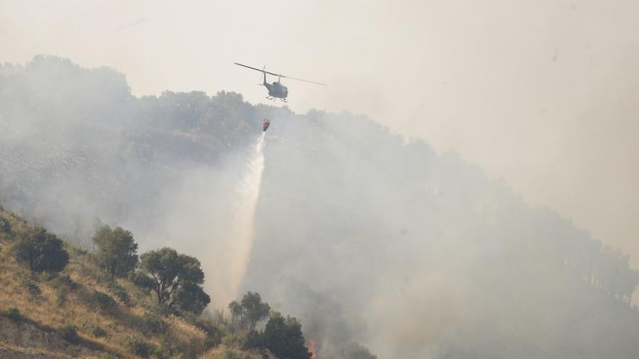 Голям пожар заплашва Рим, евакуация на близки селища