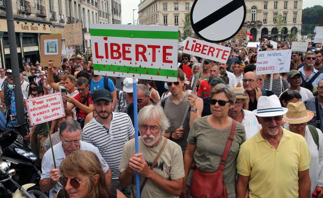 Хиляди французи протестираха срещу задължителния здравен пропуск