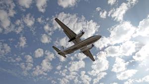 Пътник без билет оцеля след 11-часов полет в колесника на самолет