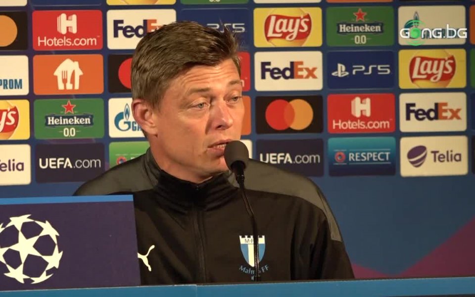 Наставникът на Малмьо Йон Дал Томасон говори пред медиите преди