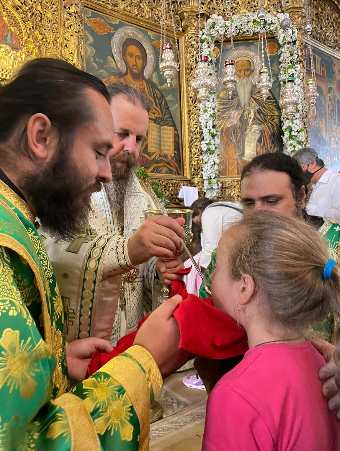 Стотици православни християни, дошли от всички краища на страната, да се преклонят пред Рилския светец