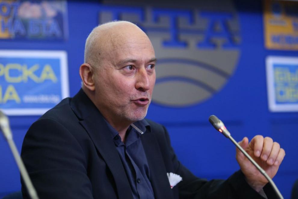 България е навлязла в новата COVID вълна. Това каза математикът