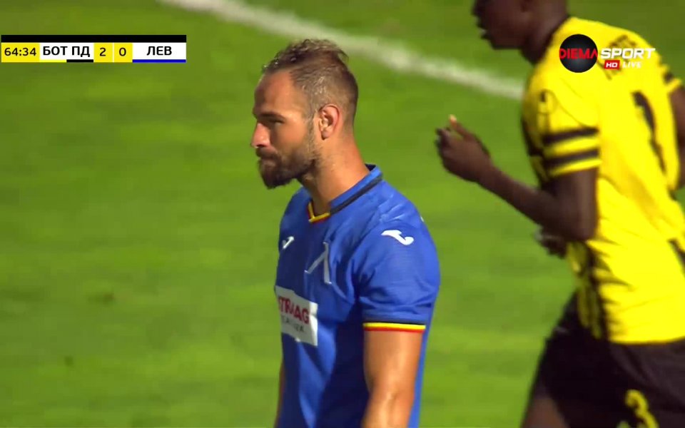 В 64-ата минута ситуацията за "сините" се усложни още повече,
