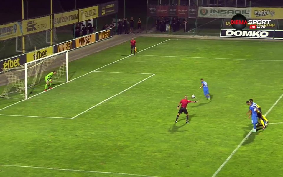 В крайна сметка "сините" върнаха едно попадение чрез Ради Цонев.