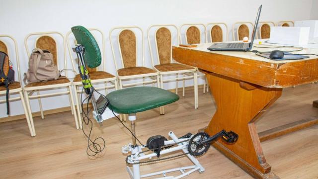 Добрият пример: Деца изобретиха стол, с който спортуваме, докато учим 