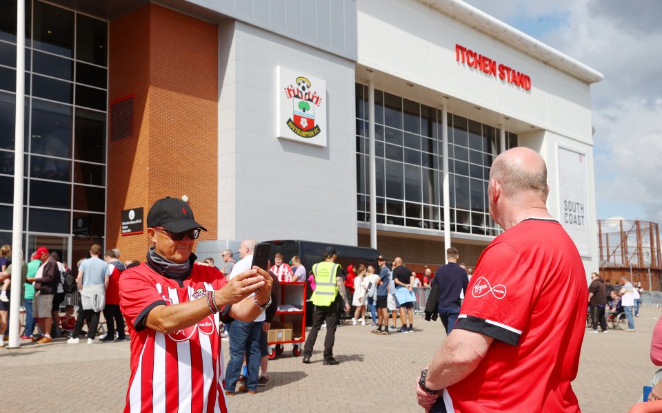 Отборите на Саутхемптън и Манчестър Юнайтед си дават спор в