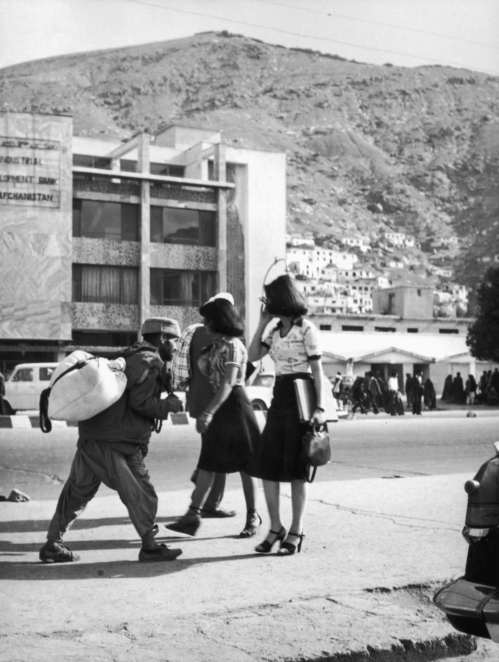 7 юни 1978 г.: Жени с къси поли и високи токчета се разхождат свободно по улица в Кабул