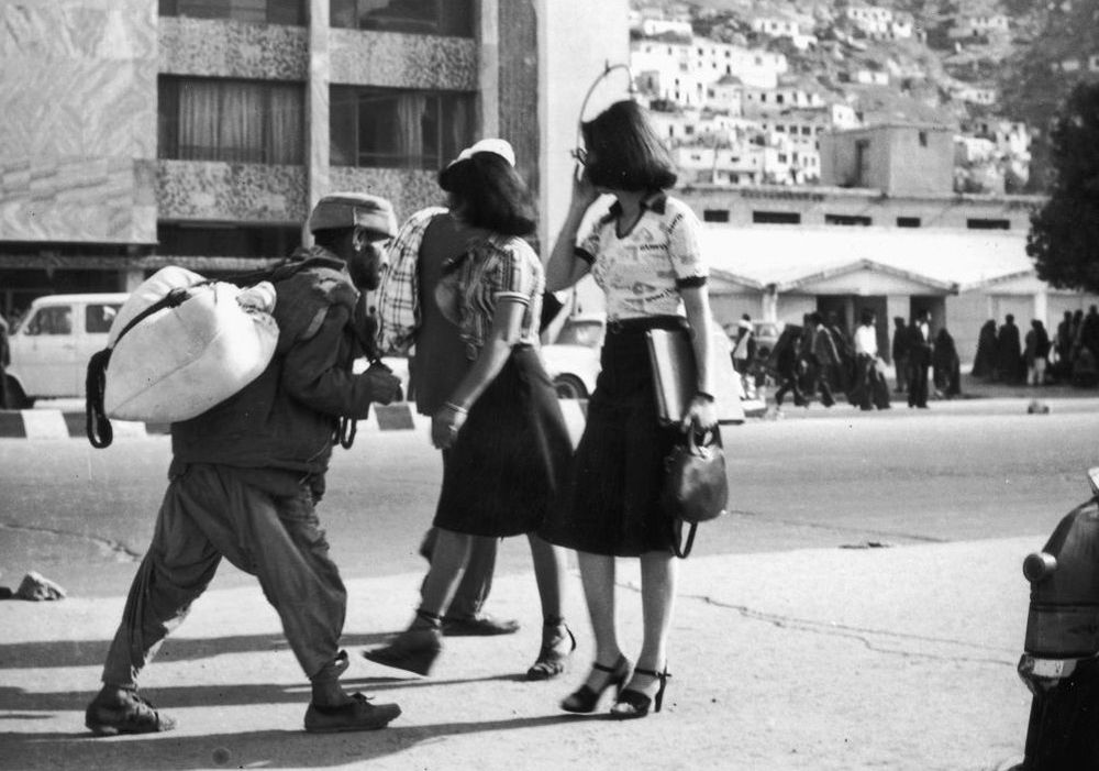 7 юни 1978 г.: Жени с къси поли и високи токчета се разхождат свободно по улица в Кабул