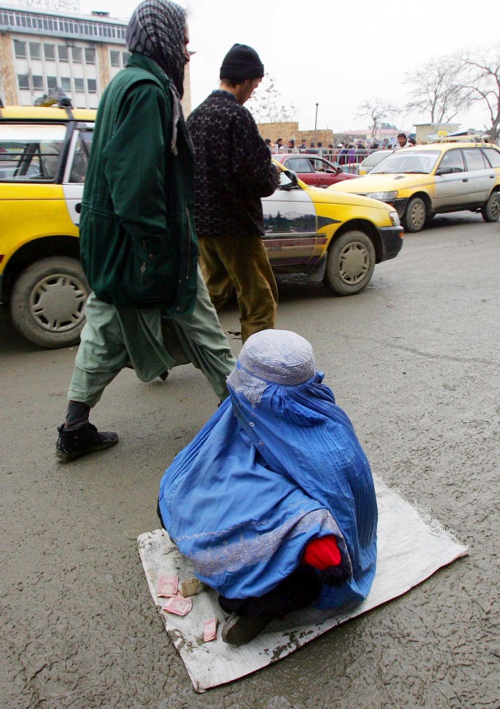 8 март 2005 г. в Кабул: Жена с бурка моли за милостиня