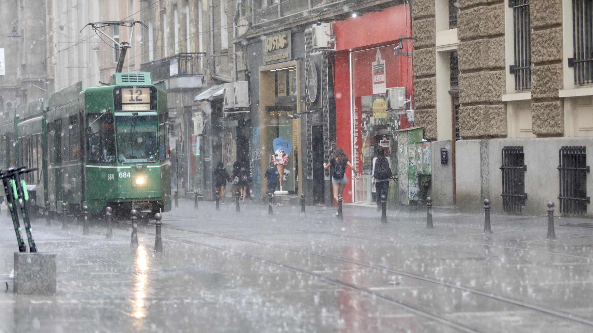 Заради гръмотевичната буря която се разрази по рано днес е прекъснато